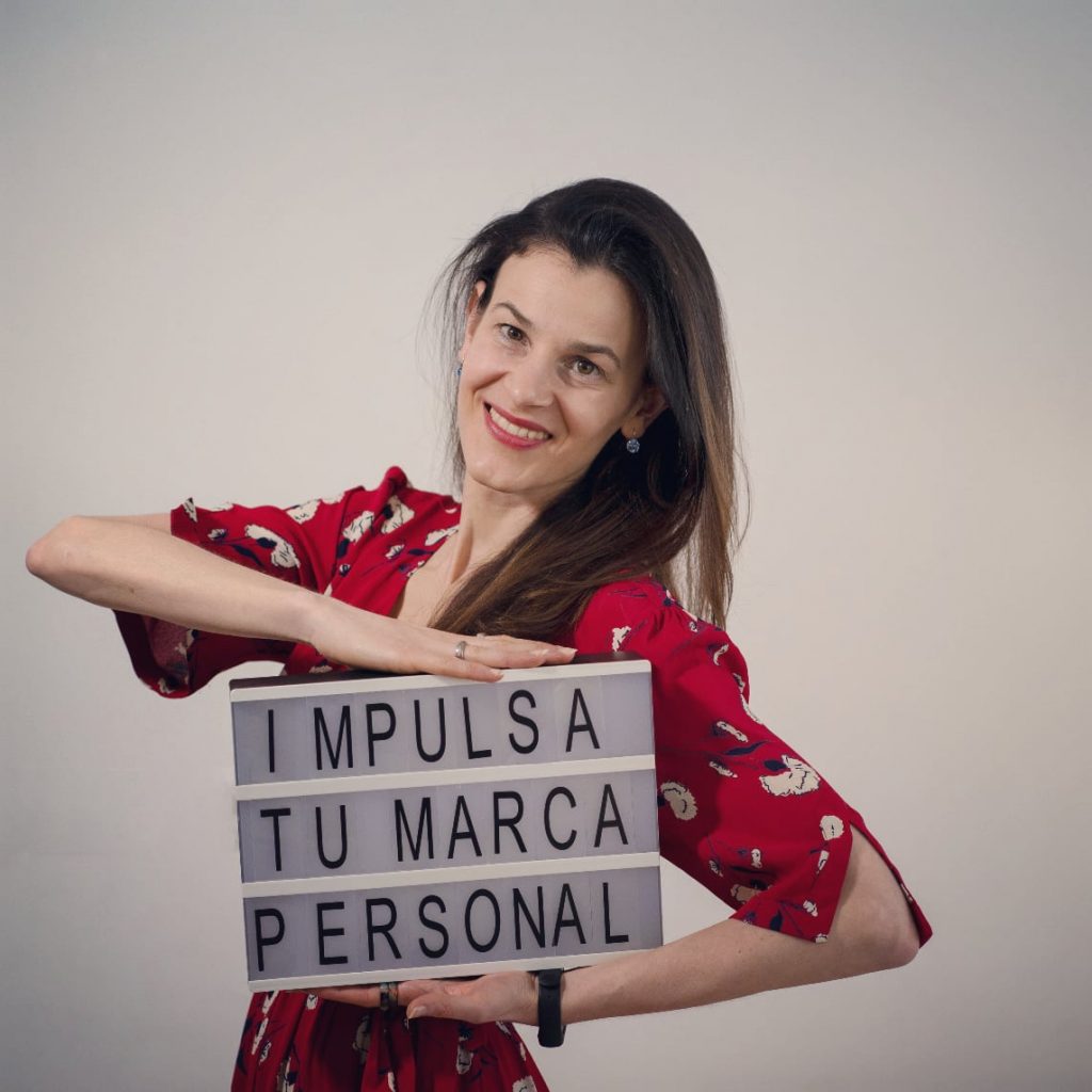 Carla de Pont es estratega y mentora de marca personal y emprendimiento.