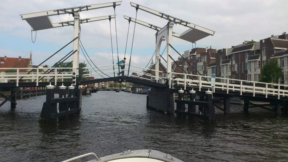 Hombre cruzando el puente