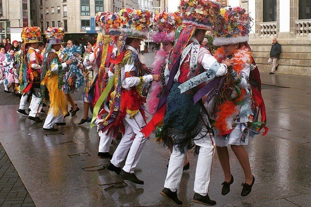 Bailarines de comparsa en el aire durante un salto