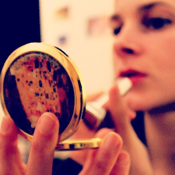 Estereotipos- Mujer maquillándose