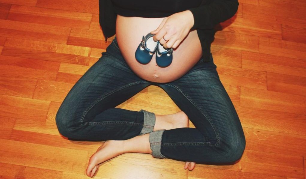 Foto artística mujer embarazada